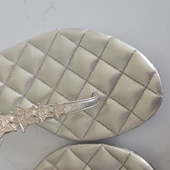 Chanel Star Motiff Metallic Gold Leather Interlocking CC Thong Sandals 36.5 C - Picture 13 of 14